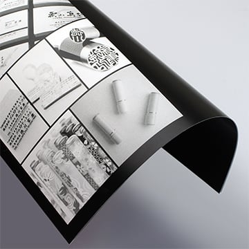 二つ折りパンフレット / A4サイズ仕上げ / マットポスト紙厚口(180kg) / 両面モノクロ印刷