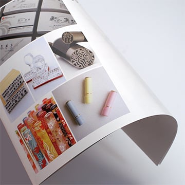 二つ折りパンフレット / A4サイズ仕上げ / アートポストコート紙厚口(180kg) / 両面カラー印刷