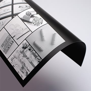 二つ折りパンフレット / A4サイズ仕上げ / アートポストコート紙厚口(180kg) / 両面モノクロ印刷